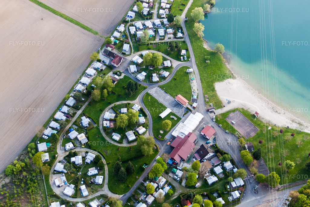 Vue aérienne: Caravanes et tentes - camping - et emplacement de tente Camping Plage du Staedly au bord du lac à Roeschwoog à Rœschwoog dans le département Bas Rhin, France. Photo: IMG_39472.jpg prise le 14/04/2011 par Werner Riehm/FLY-FOTO.eu – Résolution de l'original: 4752 x 3168 px