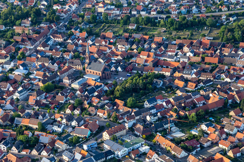 Luftbild: Evangelische Kirche Graben-Neudorf im Ortsteil Graben in Graben-Neudorf im Bundesland Baden-Württemberg in Deutschland. – Foto: IMG_133434.jpg vom 12.07.2022 durch Werner Riehm/FLY-FOTO.de – Auflösung des Originals: 5472 x 3648 px – evangelischen Kirchengemeinde Graben-Neudorf