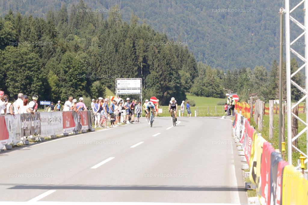 996_20230817_Bewerb_Maenner_Muehlanger | AUT - OESTERREICH, 2023-08-16: SPORT RENNRAD-FAHREN - 55. INTERNATIONALER RADWELTPOKAL IN ST. JOHANN IN TIROL  - Vintage-Radrennen mit WM-Bronze-Medaillen-Siegerin Christina Schweinberger, den Teilnehmer und Alexander Baumann (vom Orginastions-Team) - TAG 2 BEWERB MAENNER IN SECHS GRUPPEN  ; Foto: Roland Muehlanger