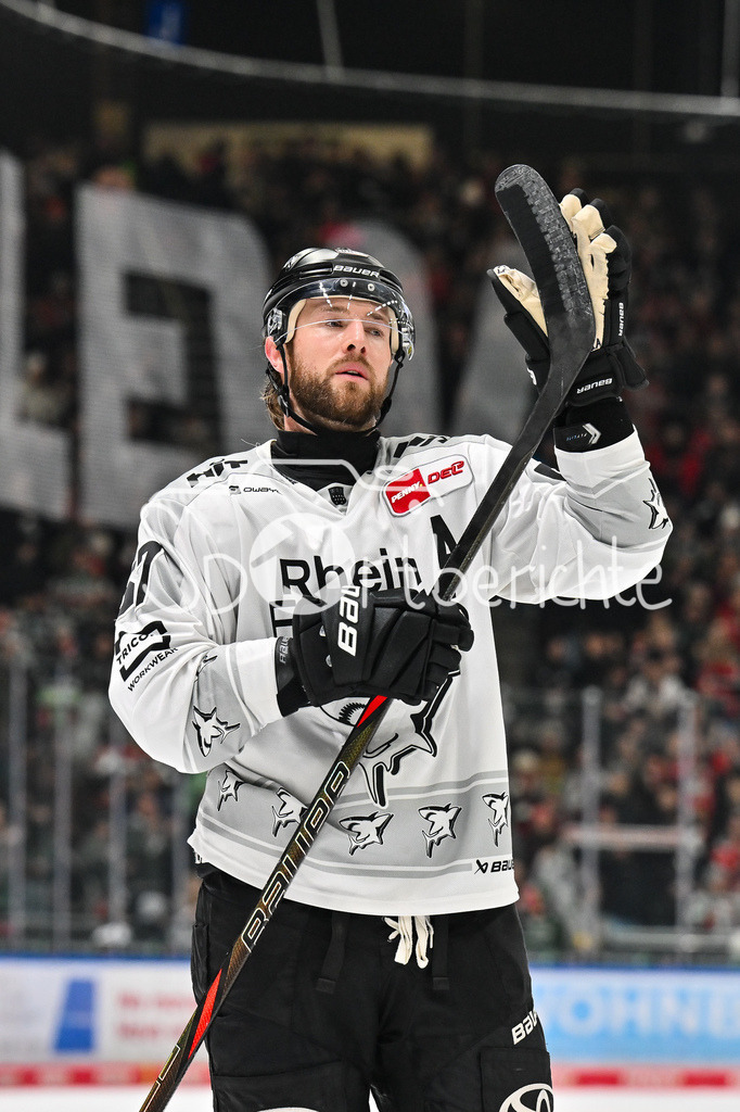 Augsburger Panther - Kölner Haie | AUGSBURG, GERMANY - 11. JANUARY: die Haie feiern zusammeb mit den Fans den 3-1 Auswärtssieg in Augsburg während dem Match zwischen den Augsburger Panthern und den Kölner Haien am 39. Spieltag der penny DEL im Curt Frenzel Stadion / Brady AUSTIN (Kölner Haie 57)