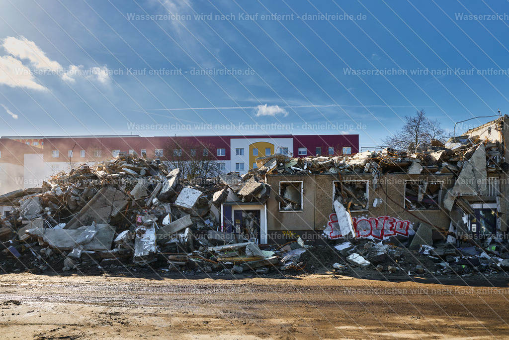 Abriss des Wohnblocks Ratzener Straße 25–29im Wohnkomplex VIII in Hoyerswerda am 25. Februar 2026 | Abriss des Wohnblocks Ratzener Straße 25–29im Wohnkomplex VIII in Hoyerswerda am 25. Februar 2026 - Realisiert mit Pictrs.com