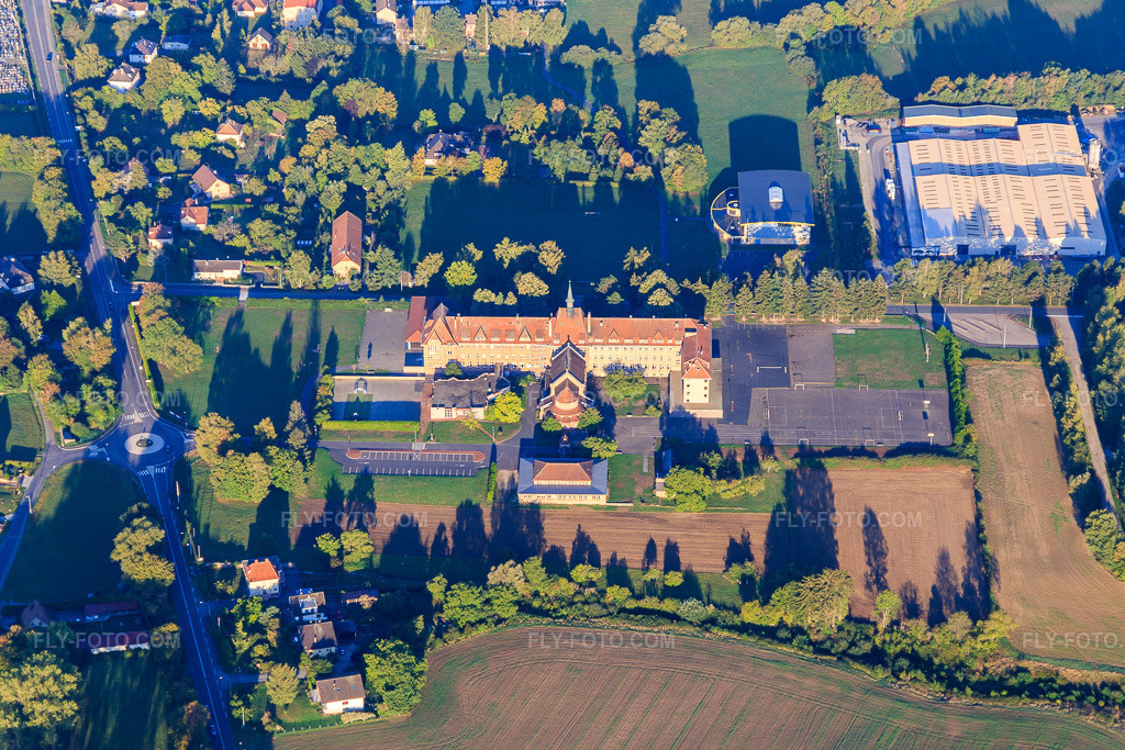 Aerial view: Collège Saint-Antoine in Phalsbourg in the state Moselle, France. – Photo: IMG_111679.jpg taken on 09/16/2018 by Werner Riehm/FLY-FOTO.com – Resolution of the original: 5367 x 3578 px – Search