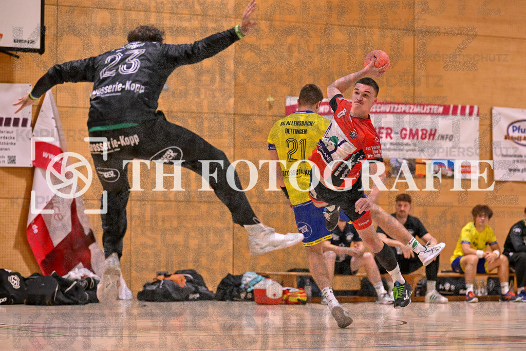 GER, SG Maulburg/Steinen - SG Allensbach/Dettingen, Handball, Landesliga Suedbaden, 2. Spieltag, Saison 2024/2025, 28.09.2024 | Paul Fuechsel (SG Maulburg/Steinen, #06) im Kreis und vor Matteo Czeslik (SG Allensbach/Dettingen-Wallhausen, #23) GER, SG Maulburg/Steinen - SG Allensbach/Dettingen, Handball, Landesliga Suedbaden, 2. Spieltag, Saison 2024/2025, 28.09.2024Foto: TH Fotografie/Thomas Hess