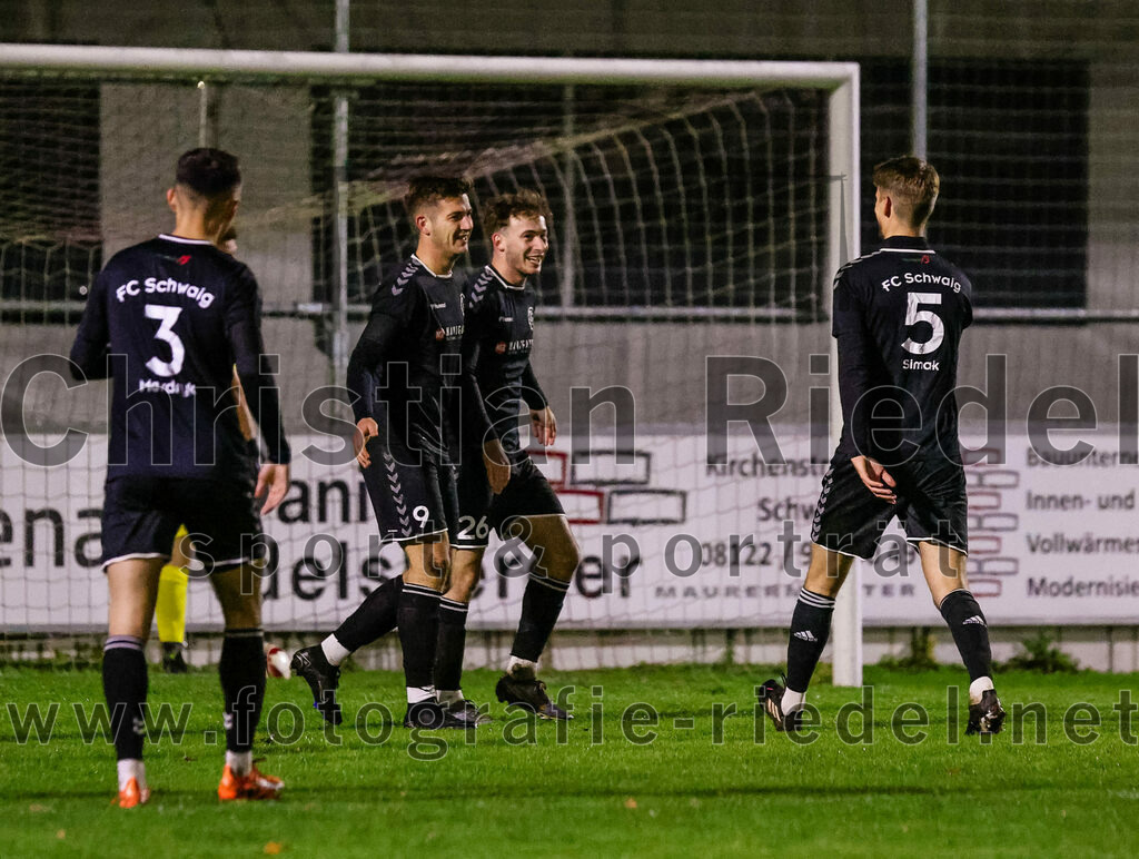 2023-11-03_036_FC_Schwaig_gegen_TuS_Holzkirchen | Oberding, Deutschland, 03.11.2023:
Fußball, Landesliga Südost 2023 / 2024, 19. Spieltag, FC Schwaig gegen TuS Holzkirchen, Endergebnis: 4:1

Jubel nach dem 1:0 durch Raffael Ascher (FC Schwaig, #9)
Simon Georgakos (FC Schwaig, #26), Mario Simak (FC Schwaig, #5)

Foto: Christian Riedel / fotografie-riedel.net
