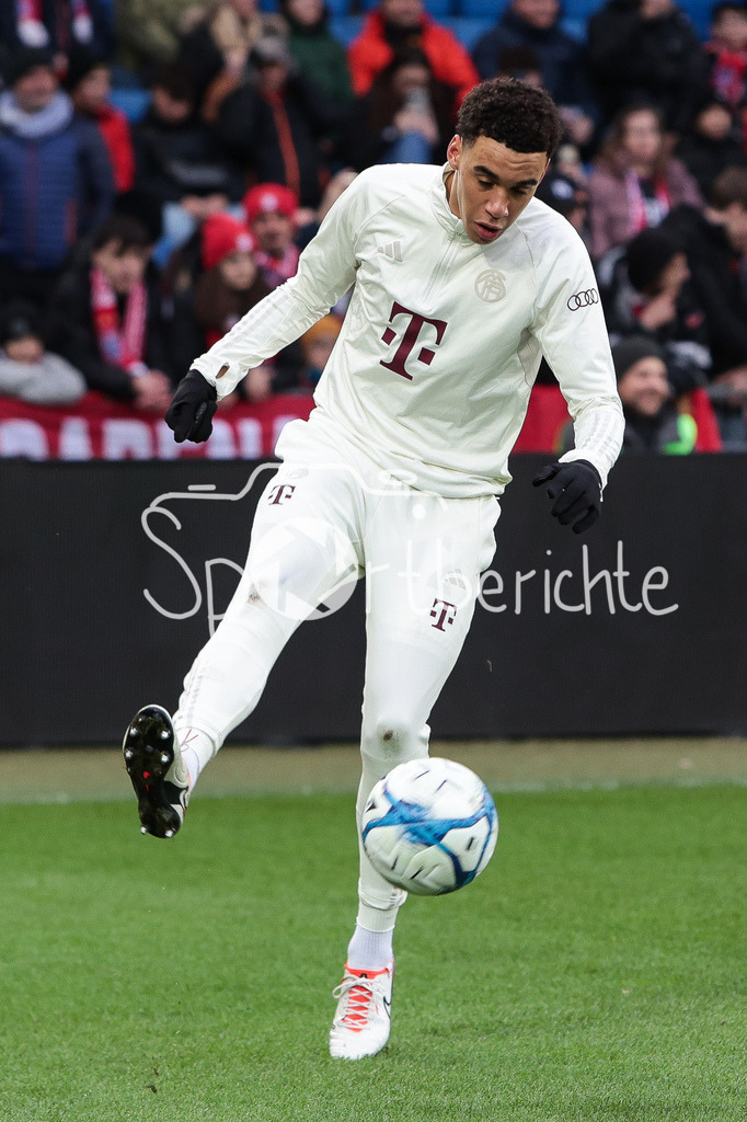 FC Basel - FC Bayern München | Jamal MUSIALA (FCB #42) in Aktion / Freisteller / Einzelfoto / Ball