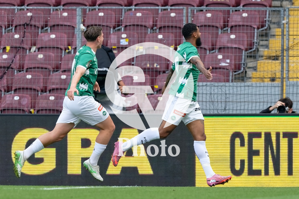 Brack Super League - Servette FC v FC Saint-Gall | Willem Geubbels (9 FC Saint-Gall) celebrates after scoring his team's first goal with teammates during the Brack Super League match between Servette FC and FC Saint-Gall at Stade de Geneve in Geneva, Switzerland