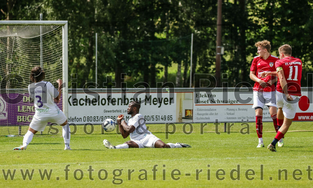 2023-07-30_081_FC_Lengdorf_gegen_SpVgg_Altenerding | Lengdorf, Deutschland, 30.07.2023:
Fußball, Kreisliga 2023 / 2024, 1. Spieltag, FC Lengdorf gegen SpVgg Altenerding, Endergebnis: 1:1

Lukas Bachmair (SpVgg Altenerding, #3), Ridwan Bello (SpVgg Altenerding, #5), Maximilian Mayer (FC Lengdorf, #16), Martin Lechner (FC Lengdorf, #11)

Foto: Christian Riedel / fotografie-riedel.net