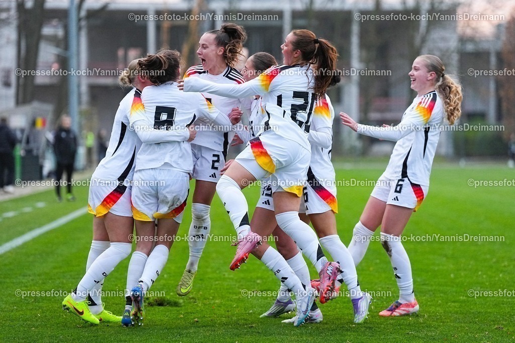 xYDRx26112501036 | 26.11.2025, xydrx, Fußball, Länderspiel, EM-Qualifikation U19-Frauen, Belgien - Deutschland, Sportschule Wedau: Torjubel nach dem Tor zum 1:1 für Deutschland durch Torschütze Lotta Wrede (GER #8) zusammen mit Maj Schneider (GER #15) und  Luzie Zaehringer (GER #5) Felicia Straeßer (GER #2) und Kassandra Potsi (GER #16)