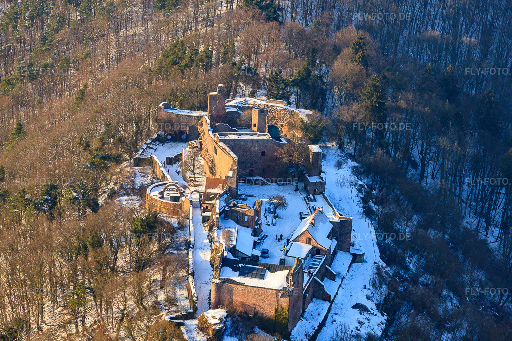 Luftbild: Burgruine Madenburg im Winter bei Schnee in Eschbach im Bundesland Rheinland-Pfalz in Deutschland. Foto: IMG_24486.jpg vom 16.02.2010 durch Werner Riehm/FLY-FOTO.de