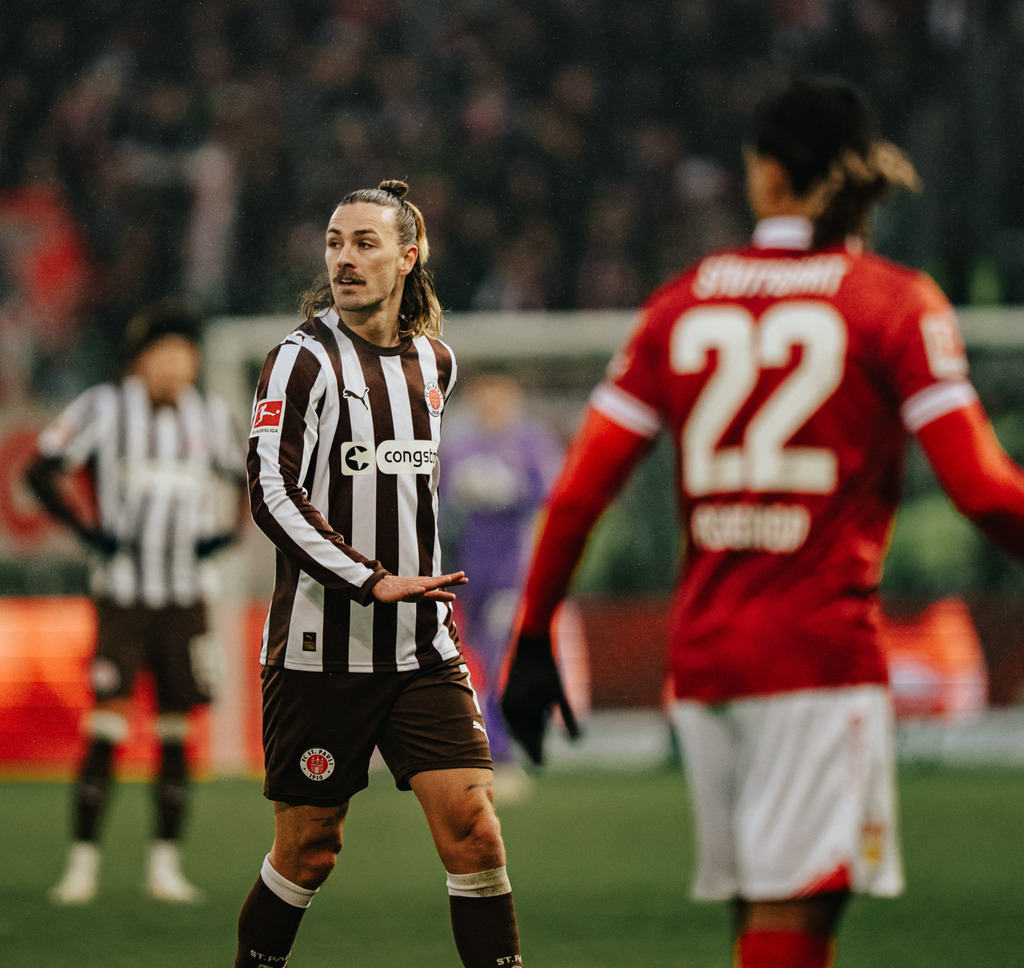 _STP0974 | Der offizielle Shop für FC St. Pauli Fotos. Wähle aus Spielszenen & Fanmomenten dein FCSP Wunschformat. Wir liefern Millerntor-Atmosphäre.