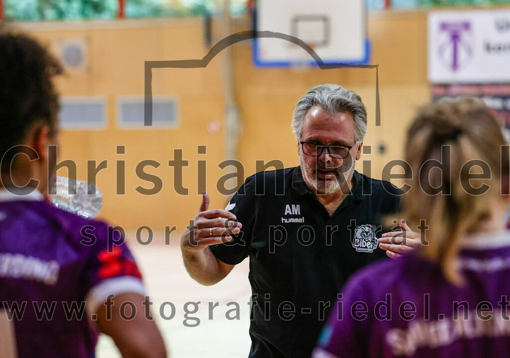 2023-10-14_079_SpVgg_Altenerding_gegen_HSG_Freising_Neufahrn_Damen | Erding, Deutschland, 14.10.2023:
Handball, Bezirksliga Frauen Altbayern 2023 / 2024, 3. Spieltag, SpVgg Altenerding II gegen HSG Freising-Neufahrn II, Endergebnis: 23:28

Trainerin Andreas Mittermeier (SpVgg Altenerding)

Foto: Christian Riedel / fotografie-riedel.net