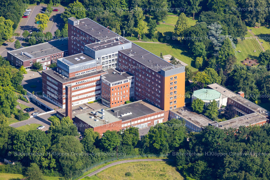 Luftbild Kamp-Lintfort-4856 | LuftbildfotografieKlinikgelände des Krankenhauses St. Bernhard-Hospital Kamp-Lintfort GmbH Bürgermeister-Schmelzing-Straße im Ortsteil Niersenbruch in Kamp-Lintfort im Bundesland Nordrhein-Westfalen - Realisiert mit Pictrs.com