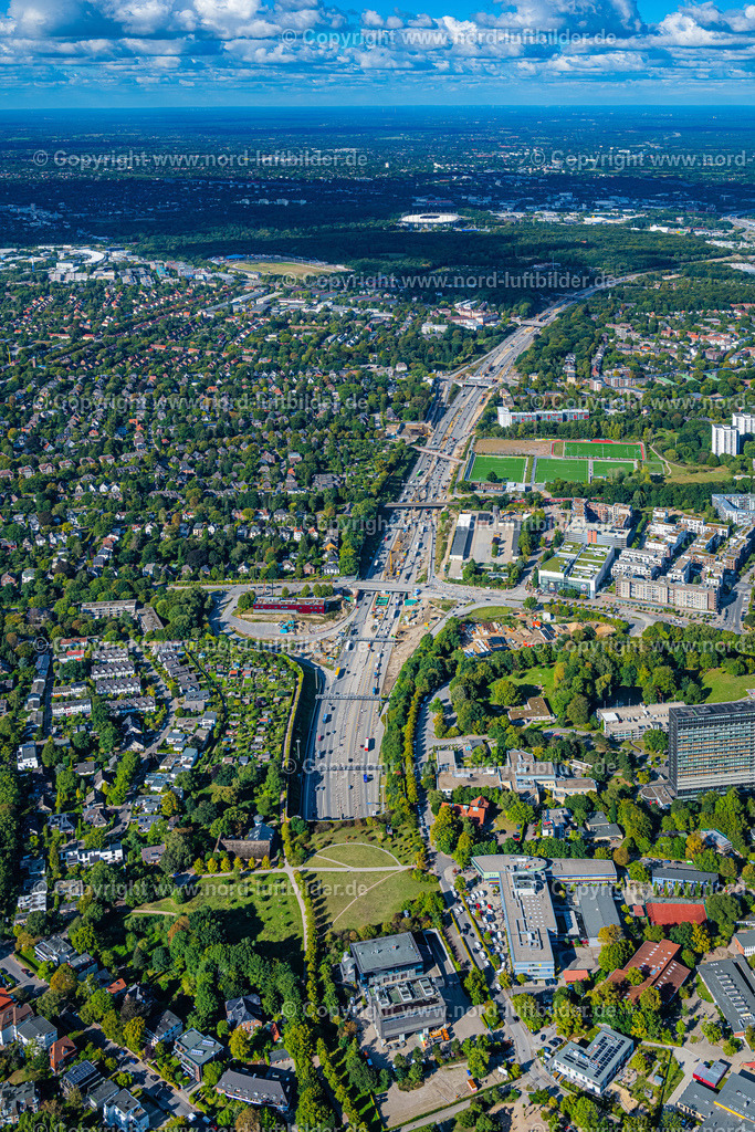 Hamburg_Othmarschen_Elbtunnel_Baustelle_Deckelbau_ELS_3094200922 | HAMBURG 20.09.2022 Baustelle zum Neubau der Streckenführung im Verlauf des Autobahn- Tunnelbauwerk der BAB A7 im Ortsteil Othmarschen in Hamburg, Deutschland. Weiterführende Informationen bei: Die Autobahn GmbH des Bundes Niederlassung Nord. // New construction of the route in the course of the motorway tunnel construction of the BAB A 7 in the district Othmarschen in Hamburg, Germany. Further information at: Die Autobahn GmbH des Bundes Niederlassung Nord. Foto: Martin Elsen