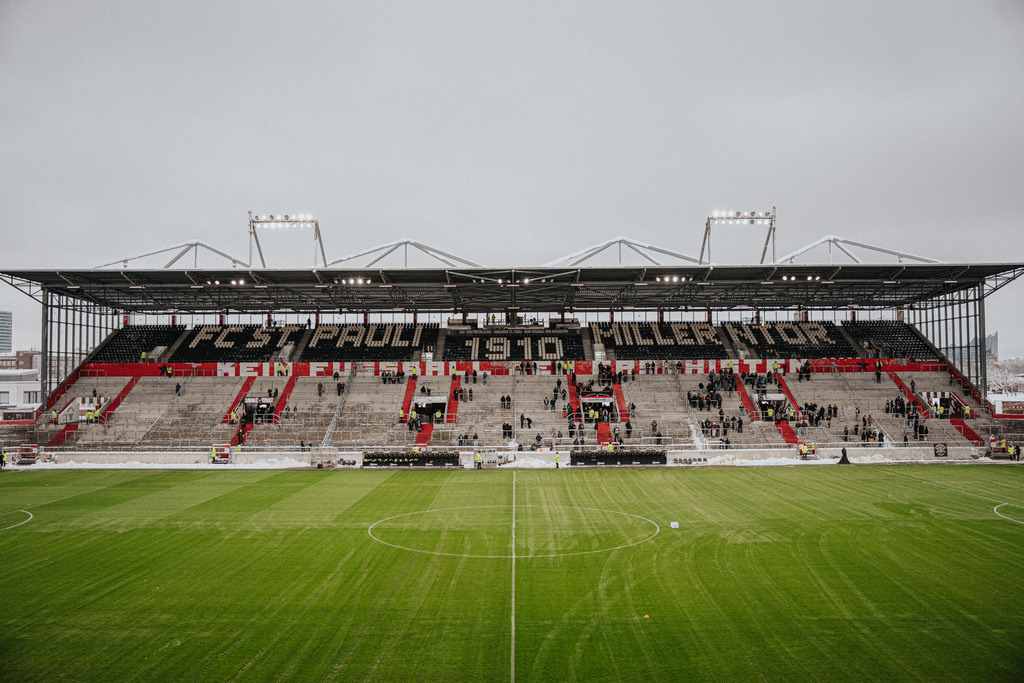 FCP07488 | Der offizielle Shop für FC St. Pauli Fotos. Wähle aus Spielszenen & Fanmomenten dein FCSP Wunschformat. Wir liefern Millerntor-Atmosphäre.