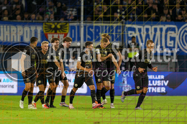 MSV Duisburg vs FC Hansa Rostock - 3. Liga | Duisburg, Deutschland, 03.10.25:   Cedric Harenbrock (FC Hansa Rostock) Torjubel, jubelt mit seiner Mannschaft nach dem Treffer zum 1:1 waehrend des Spiels der 3. Liga MSV Duisburg vs FC Hansa Rostock in der schauinsland-reisen-arena(Foto von Brauer-Fotoagentur / Adrian Schlueter)