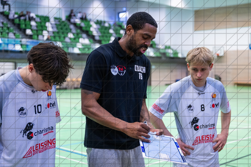 JBBL Vorrunde Gruppe 2 25/26 | Spieltag 06 | Charisma Young Bulls vs. Baskets Duisburg | 16.11.25: JBBL Vorrunde Gruppe 2 25/26 | Spieltag 06 | Charisma Young Bulls vs. Baskets Duisburg / Osnabrück / Deutschland  //   CREDIT:www.bullenfotos.de, Martin König, Hörner Weg 40, D-49078 Osnabrück, +4917663732967 // Nutzung und Weitergabe nur zu den vereinbarten Zwecken. Presseanfragen an Ersteller. Alle Rechte beim Ersteller. Honorierung nach MFM. - Realisiert mit Pictrs.com