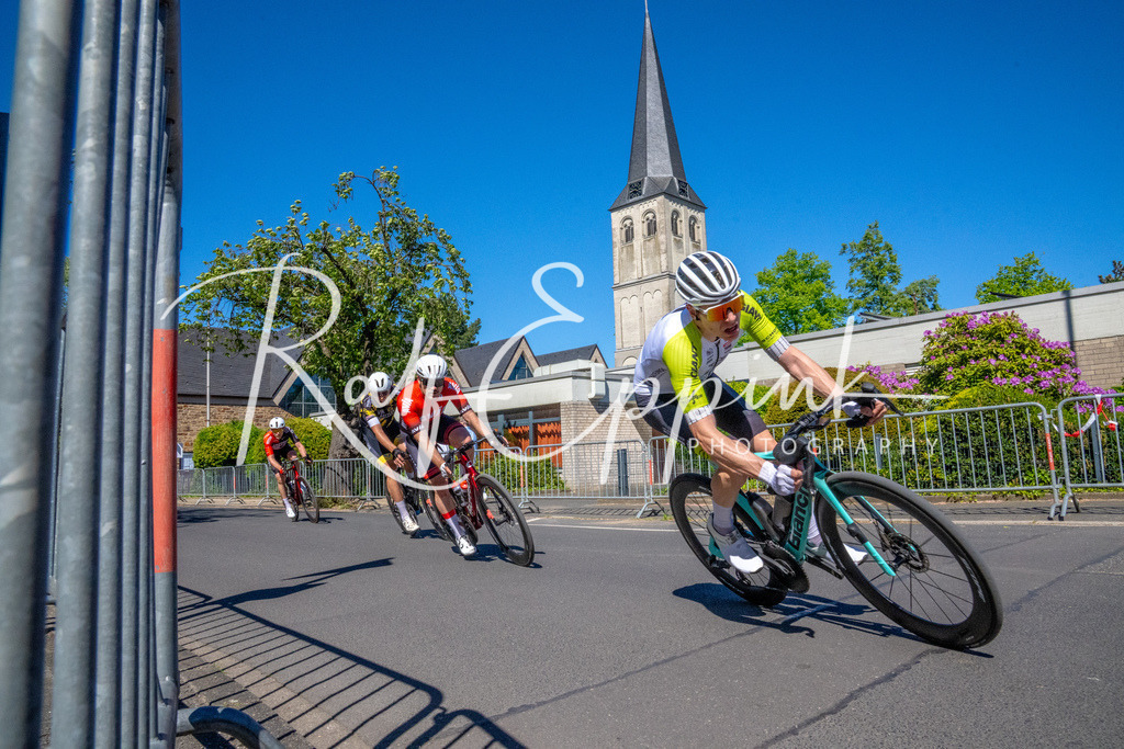 Spurt in den Mai 2026 - Großer Preis der Sparkasse Neuss | Annual one-day road cycling race "Großer Preis der Sparkasse Neuss" held in Büttgen, Germany, organized by VfR Büttgen 1912 e.V. The event features multiple races across all age categories from U11 youth to Elite men. - Realisiert mit Pictrs.com