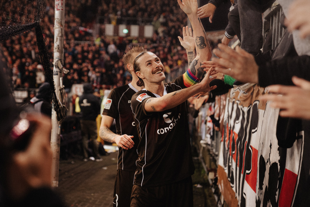 DSC01304 | Der offizielle Shop für FC St. Pauli Fotos. Wähle aus Spielszenen & Fanmomenten dein FCSP Wunschformat. Wir liefern Millerntor-Atmosphäre.