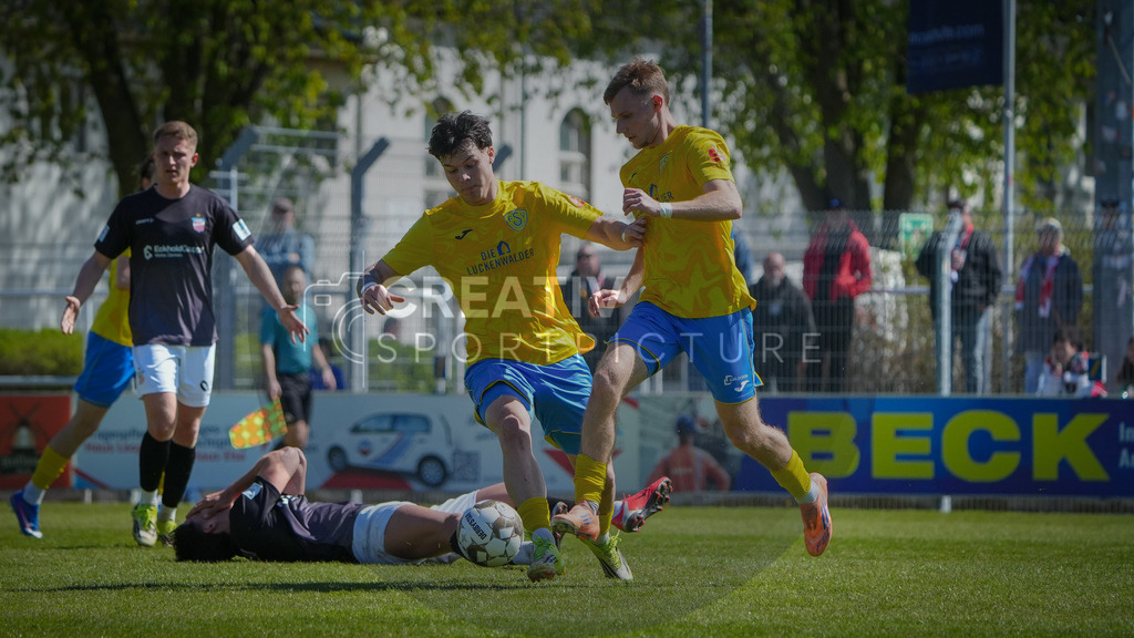 FFußball, Herren, Saison 2025/2026, Regionalliga Nordost, 31. Spieltag, FSV 63 Luckenwalde vs. FSV Zwickau, Sonntag 26.04.2026, Werner-Seelenbinder-Stadion Luckenwalde | Fußball, Herren, Saison 2025/2026, Regionalliga Nordost, 31. Spieltag, FSV 63 Luckenwalde vs. FSV Zwickau, Sonntag 26.04.2026, Werner-Seelenbinder-Stadion Luckenwalde, Im Bild: Matthew Meier (l. Luckenwalde) und Fabio Schneider (r. Luckenwalde) - Realisiert mit Pictrs.com
