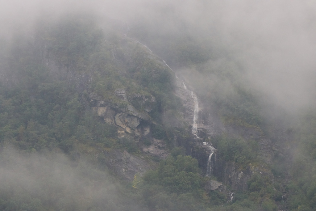 Ein Wasserfall im Nebel | Landschaftsbilder-MV - Realisiert mit Pictrs.com