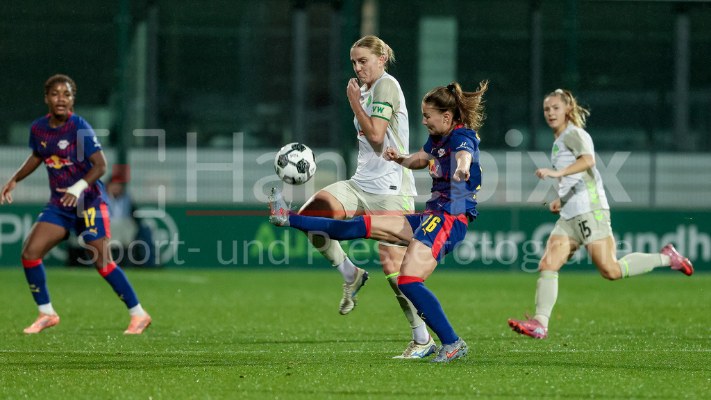 Fussball, DFB-Pokal Frauen, RB Leipzig - SV Werder Bremen | v.li.: Lina Hausicke (SV Werder Bremen, 18) und Annabel Schasching (RB Leipzig, 16) im Zweikampf, Duell, Dynamik, Aktion, Action, Spielszene, DIE DFB-RICHTLINIEN UNTERSAGEN JEGLICHE NUTZUNG VON FOTOS ALS SEQUENZBILDER UND/ODER VIDEOÄHNLICHE FOTOSTRECKEN. DFB REGULATIONS PROHIBIT ANY USE OF PHOTOGRAPHS AS IMAGE SEQUENCES AND/OR QUASI-VIDEO.