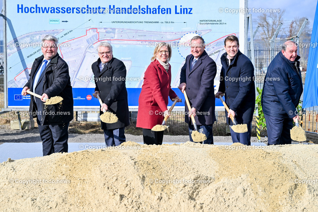 Spatenstich Hochwasserschutz Hafen Linz_ 06.2024_-23 | 06.02.2024, Hafen Linz, AUT, Spatenstich Hochwasserschutz Hafen Linz, Ein Jahrhundertprojekt, im Bild Harald Kronsteiner (Linz AG Hafen), Klaus Luger (SP, Bgm. der Stadt Linz), BMin Leonore Gewessler (Die Gruenen, Klimaschutz, Umwelt, Energie, Mobilitaet, Innovation und Technologie), LH Thomas Stelzer (VP, Landeshauptmann Ooe), LR Stefan Kaineder (Die Gruenen), Erich Haider (Generaldirektor der LINZ AG)
