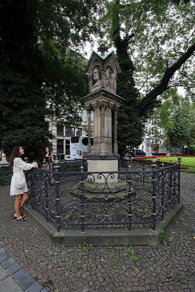 Foto: Leipzig - Altes Bach-Denkmal | Das Team hinter BILDLEXIKON LEIPZIG bündelt historische wie aktuelle Informationen über die Stadt Leipzig in Text und Bild auf einer Plattform und stellt diese der interessierten Öffentlichkeit zur Verfügung.