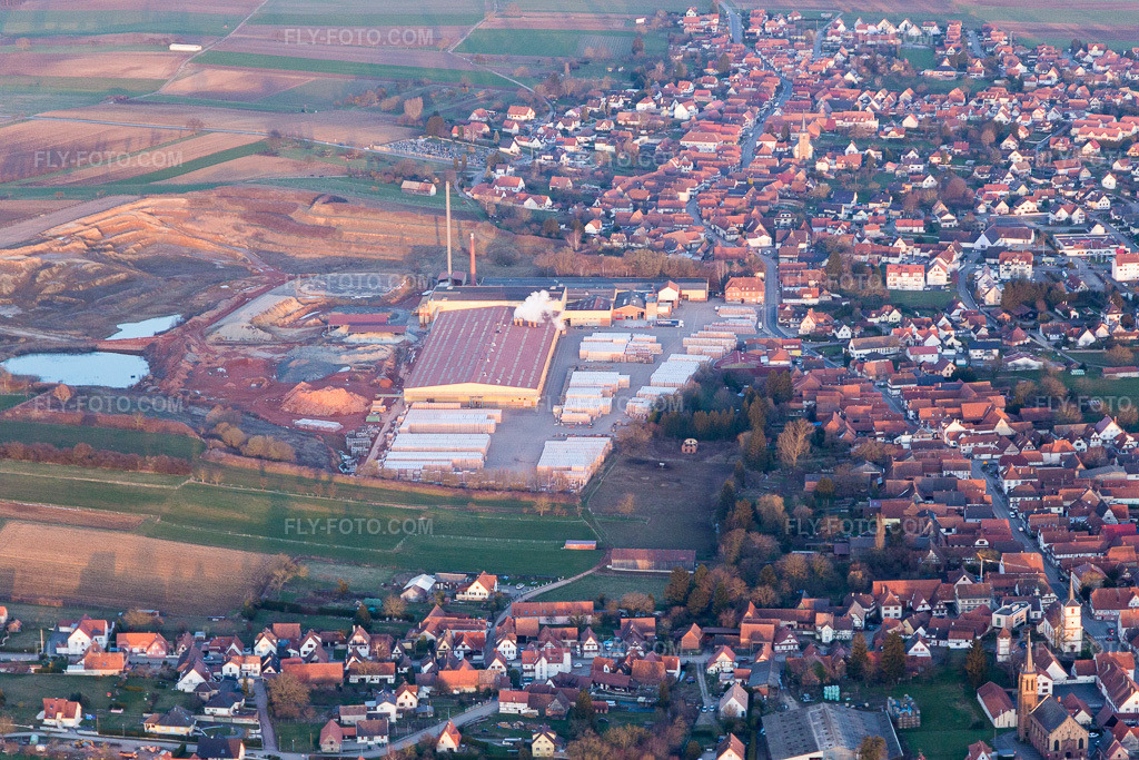 Aerial view: View of the town in Betschdorf in the state Bas-Rhin, France.Photo: IMG_105006.jpg taken on 03/21/2018 by Werner Riehm/FLY-FOTO.comResolution of the original: 5472 x 3648 px