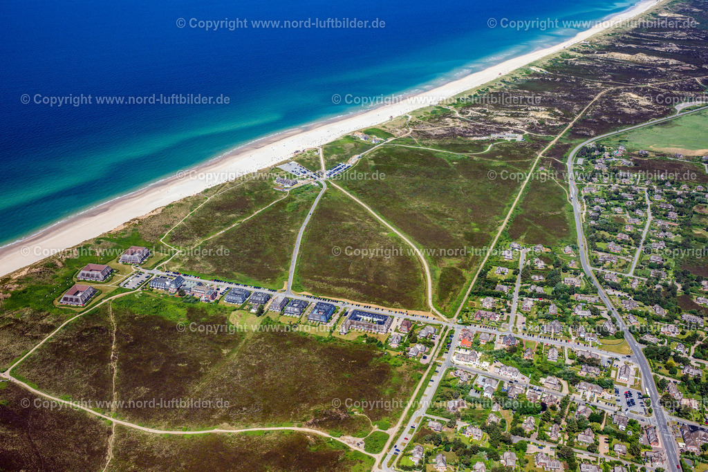 Sylt_Kampen_Kurhausstrasse_Rotes_Kliff_Ferienwohnung_Kliffsand_Syltluxus_ELS_5406210625 | KAMPEN (SYLT) 13.06.2025 Ferienhaus Anlage Kurhausstraße in Kampen (Sylt) auf der Insel Sylt im Bundesland Schleswig-Holstein, Deutschland. Weiterführende Informationen bei: Hotel Rungholt. // Holiday house plant of the park Kurhausstrasse in Kampen (Sylt) at the island Sylt in the state Schleswig-Holstein, Germany. Further information at: Hotel Rungholt. Foto: Martin Elsen