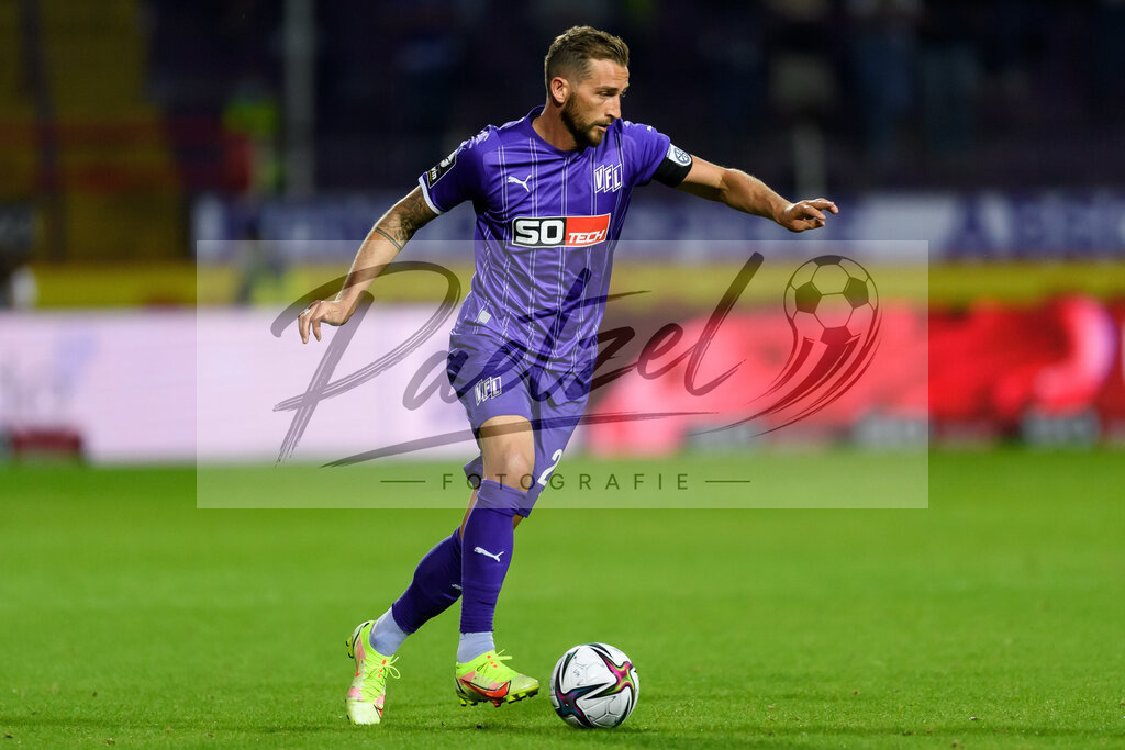 OSNVKO2021090620210906_155 | Fussball, Herren: Marc Heider (VfL Osnabrueck) in Aktion, am Ball, Einzelaktion beim Spiel der 3. Liga zwischen VfL Osnabrueck und FC Viktoria Koeln im Stadion an der Bremer Bruecke am 06.09.2021 in Osnabrueck, Deutschland.DFB / DFL REGULATIONS PROHIBIT ANY USE OF PHOTOGRAPHS AS IMAGE SEQUENCES AND/OR QUASI-VIDEO. - Realisiert mit Pictrs.com