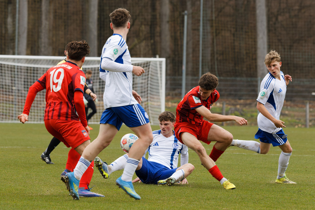 20260412-FCHS04_058 | 1.FC Heidenheim 1846 vs. FC Schalke 04, Fußball, U19, A-Junioren, NWL, U19-DFB-Nachwusliga, 2025/2026, 8. Spieltag, 12.04.2026 in Heidenheim, Walter-Birkhold-Jugendstadion (Foto: Michael Bulling) - Realisiert mit Pictrs.com