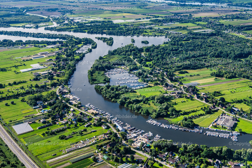 Hamburg_Tatenberg_Jachthafen_ELS_1100050823 | HAMBURG 05.08.2023 Uferbereiche am Flußverlauf der Dove-Elbe am Tatenberger Deich im Ortsteil Tatenberg in Hamburg, Deutschland. // Riparian zones on the course of the river of Dove-Elbe on Tatenberger Deich in the district Tatenberg in Hamburg, Germany. Foto: Martin Elsen