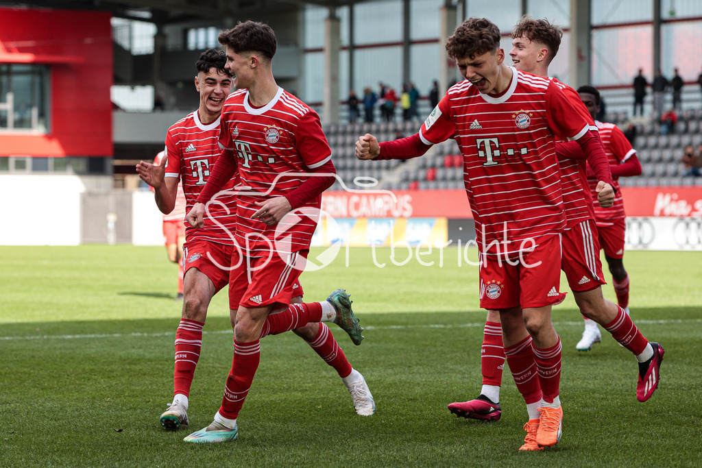 FC Bayern Muenchen U19 - FC Augsburg U19 | Jubel der Bayern nach dem Treffer zu 2-0 durch Luka KLANAC (FCB #9)