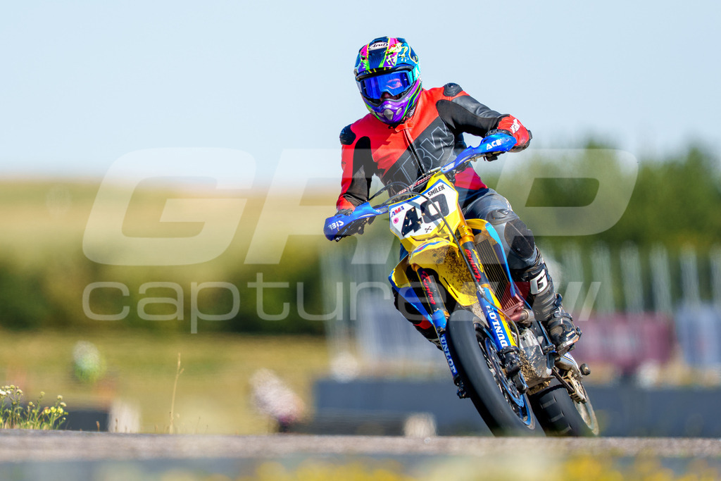 SuperMoto_Staatsmeisterschaft_Fuglau-natural-1057 | GRIPcapture steht für authentische Sportfotografie in Österreich – für Momente, die mehr sind als Geschwindigkeit oder Ergebnis. Es geht um Emotion, Spannung, Fokus und den Augenblick, der oft nur einen Wimpernschlag dauert.Ob Motorsport, Teamsport oder 