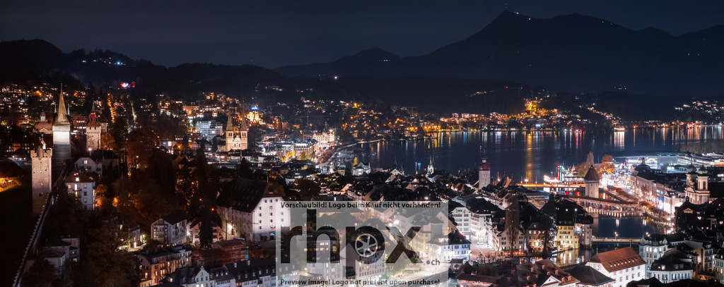 Luzern Panorama Nacht | Licht. Berge. Urbanität.Ein atemberaubender Blick auf die erleuchtete Stadt Luzern bei Nacht. Die Lichter der historischen Altstadt und entlang des Sees zeichnen ein faszinierendes Panorama vor der Kulisse der dunklen Berge.Wähle unter "Produktauswahl" dein Wunschformat: Vom klassischen Wandbild über Puzzle &amp; Tassen bis zum digitalen Download (z.B. als Handy-Hintergrund). - Realisiert mit Pictrs.com