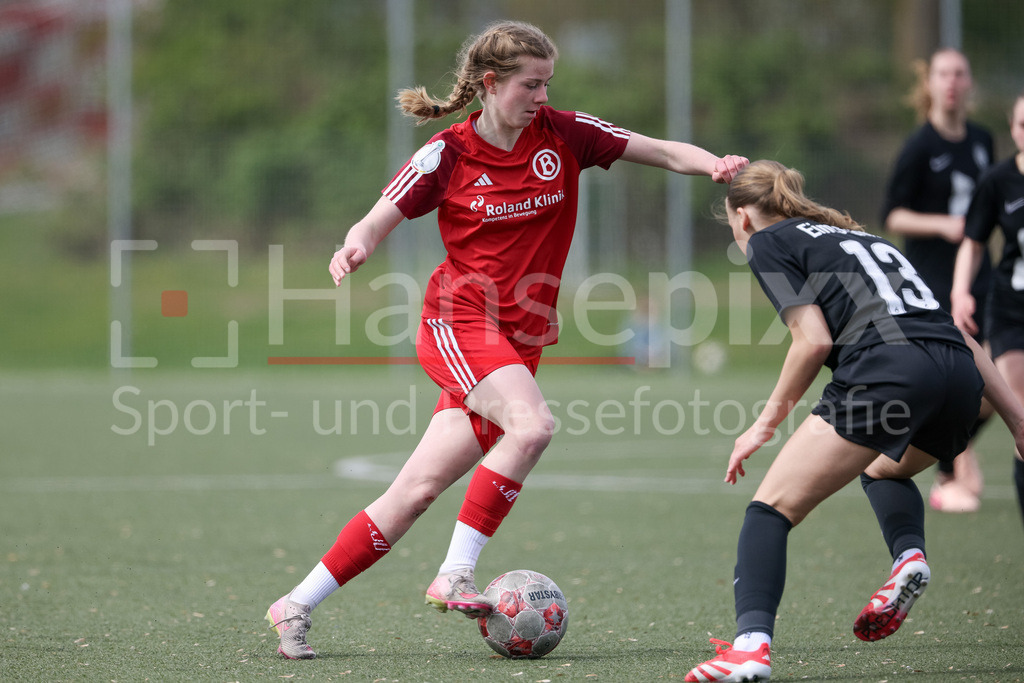 Fussball, Regionalliga Nord Frauen, ATS Buntentor - ETV Hamburg | v.li.: Angelina Knettler (ATS Buntentor, 29) und Julia Niebuhr (ETV Hamburg, 13) im Zweikampf, Duell, Dynamik, Aktion, Action, Spielszene