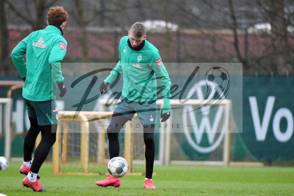 20200227_TRASVW_0031 | Fussball, Herren: Nick Woltemade (Werder Bremen) in Aktion, am Ball, Einzelaktion waehrend der Trainingseinheit des SV Werder Bremen auf dem Trainingsplatz am wohninvest Weserstadion am 27.02.2020 in Bremen, Deutschland. - Realisiert mit Pictrs.com
