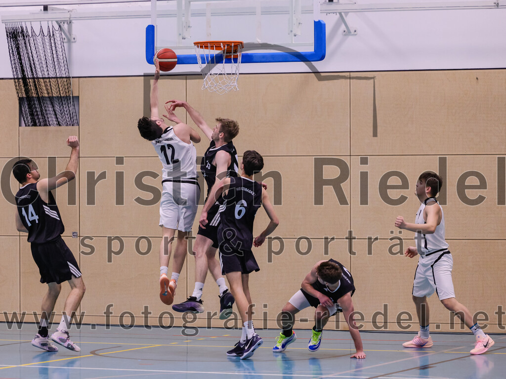 2026-01-31_084_TSV_Vaterstetten_gegen_TS_Herzogenaurach | Vaterstetten, Deutschland, 31.01.2026:Basketball, 2. Regionalliga Süd 2025 / 2026, 14. Spieltag, TSV Vaterstetten gegen TS Herzogenaurach, Endergebnis: 71:70Maximilian Metzger (TSV Vaterstetten, #12), K. Rucker (TSV Vaterstetten, #9)Foto: Christian Riedel / fotografie-riedel.net