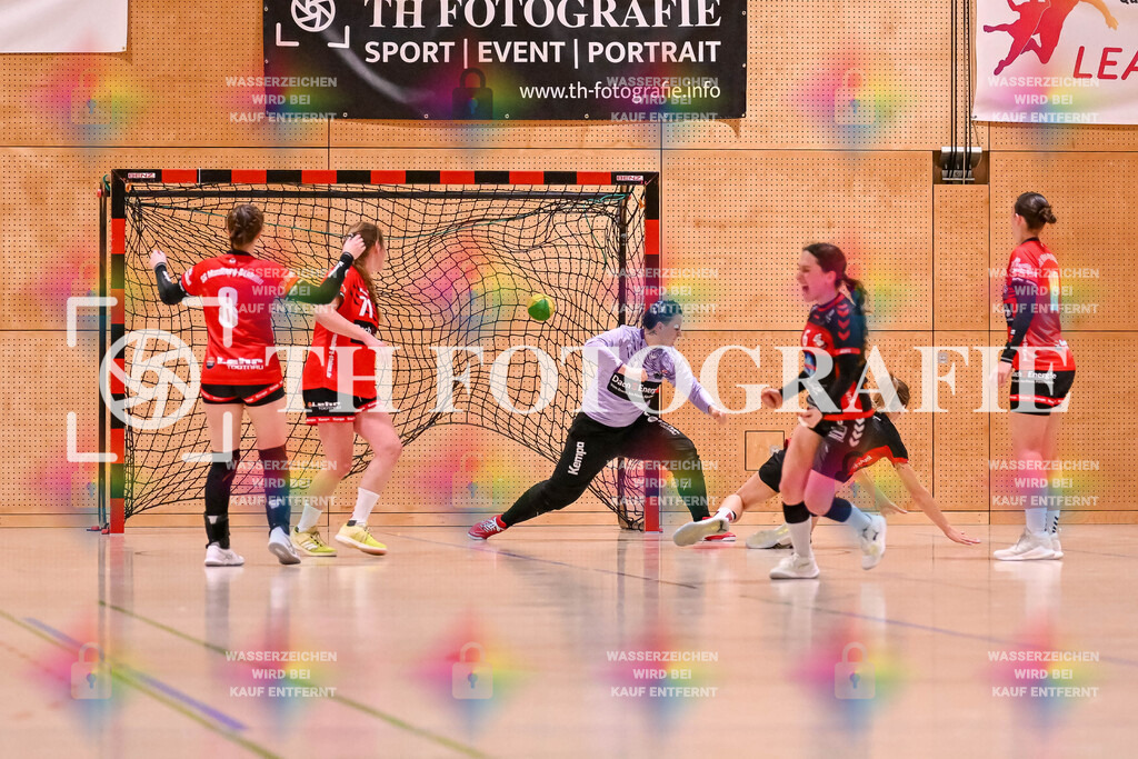 GER, SG Maulburg/Steinen - SG Muggensturm/Kuppenheim, Handball, Suedbadenliga, 17. Spieltag, Saison 2023/2024, 09.03.2024 | Claire Wagner (SG Muggensturm/Kuppenheim, #02) wift den Ball an Stefanie Kovacic (SG Maulburg/Steinen, #01) vorbei und in Tor.

GER, SG Maulburg/Steinen - SG Muggensturm/Kuppenheim, Handball, Suedbadenliga, 17. Spieltag, Saison 2023/2024, 09.03.2024

Foto: TH Fotografie/Thomas Hess