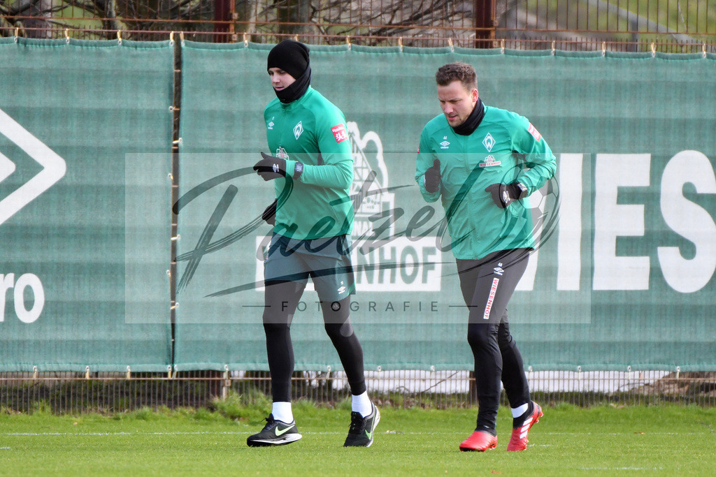 20200212_TRASVW_0012 | Fussball, Herren: Niclas Fuellkrug (Werder Bremen) und Philipp Bargfrede (Werder Bremen) beim Laufraining waehrend der Trainingseinheit des SV Werder Bremen auf dem wohninvest Weserstadion Trainingsplatz am 12.02.2020 in Bremen, Deutschland. - Realisiert mit Pictrs.com