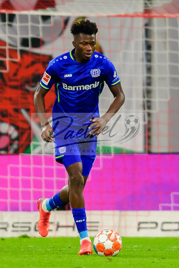 RBLLEV20211128_126 | Fussball, Herren: Edmond Tapsoba (Bayer 04 Leverkusen) in Aktion, am Ball, Einzelaktion bei dem Spiel der 1. Bundesliga zwischen RB Leipzig und Bayer 04 Leverkusen in der Red Bull Arena am 28.11.2021 in Leipzig, Deutschland.DFB / DFL REGULATIONS PROHIBIT ANY USE OF PHOTOGRAPHS AS IMAGE SEQUENCES AND/OR QUASI-VIDEO. - Realisiert mit Pictrs.com