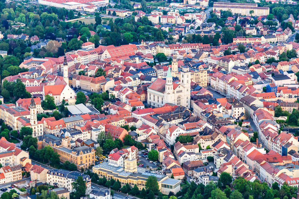 Luftbild: historische Altstadt mit Johanniskirche und Tourismuszentrum Naturpark Zittauer Gebirge am Markt in Zittau im Bundesland Sachsen in Deutschland.Foto: IMG_141617.jpg vom 23.05.2024 durch Werner Riehm/FLY-FOTO.deWWW.JOHANNIS-KIRCHE-ZITTAU.DEWWW.ZITTAUER-GEBIRGE.COM