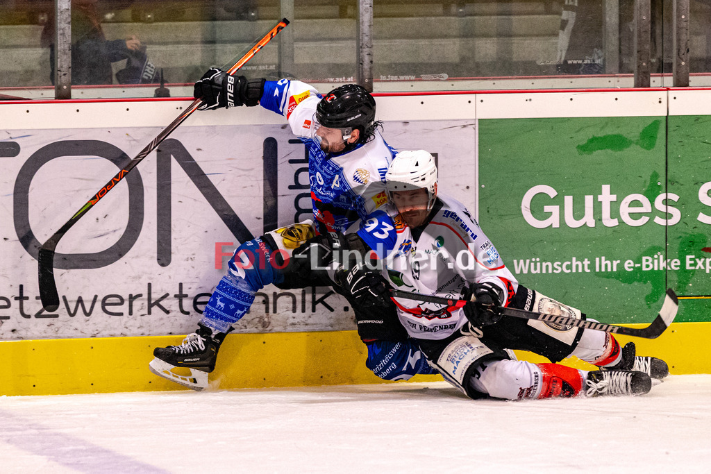 HC Landsberg Riverkings vs TSV Peißenberg Miners | Eishockey Bayernliga 2023/2024, HC Landsberg Riverkings vs TSV Peißenberg Miners, 20231217,
Zweikampf an der Bande Lars GRÖZINGER (HCL 93) und Martin ANDRÄ (Miners 29),
2023-12-17 in Landsberg (Eisstadion)
93 Lars GRÖZINGER (HCL 93), 29 Martin ANDRÄ (Miners 29)
Copyright: WolfgangxLindner foto-lindner.de