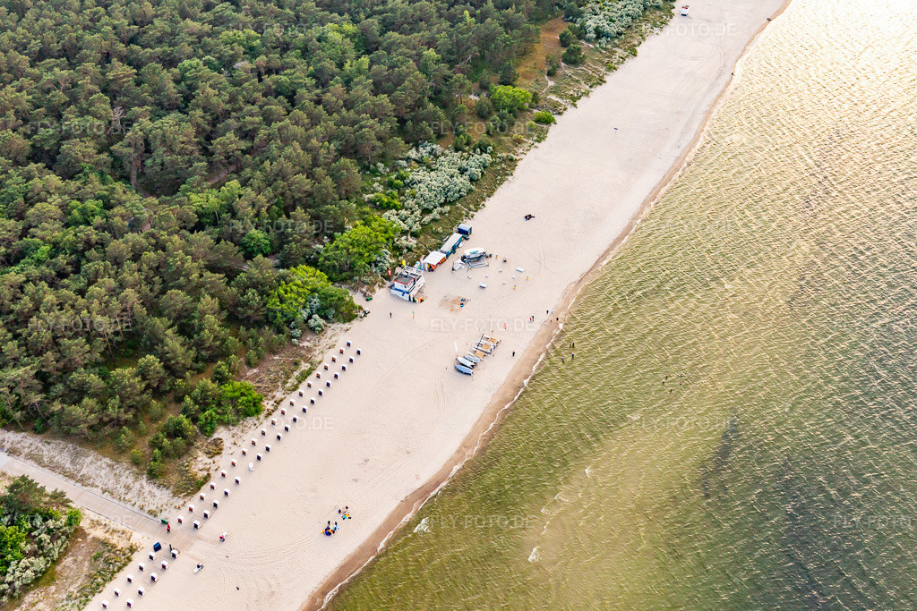 Luftbild: Surfschule Sportstrand Zinnowitz und Surfbar 8Q in Zinnowitz im Bundesland Mecklenburg-Vorpommern in Deutschland. – Foto: IMG_141438.jpg vom 06.06.2024 durch Werner Riehm/FLY-FOTO.de – Auflösung des Originals: 5472 x 3648 px – SAIL AWAY USEDOM - Segelschule und Surfbar 8 Q im Ostseebad Zinnowitz