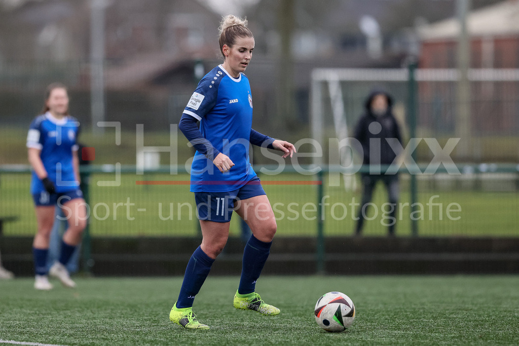 Fussball, Testspiel Frauen, Hamburger SV - 1. FFC Turbine Potsdam | v.li.: Jennifer Cramer (1. FFC Turbine Potsdam, 11) am Ball, Einzelbild, Ganzkörper, Aktion, Action, Spielszene