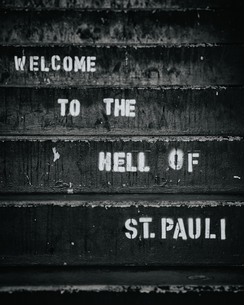 FCSP_YD-09501 | Der offizielle Shop für FC St. Pauli Fotos. Wähle aus Spielszenen & Fanmomenten dein FCSP Wunschformat. Wir liefern Millerntor-Atmosphäre.