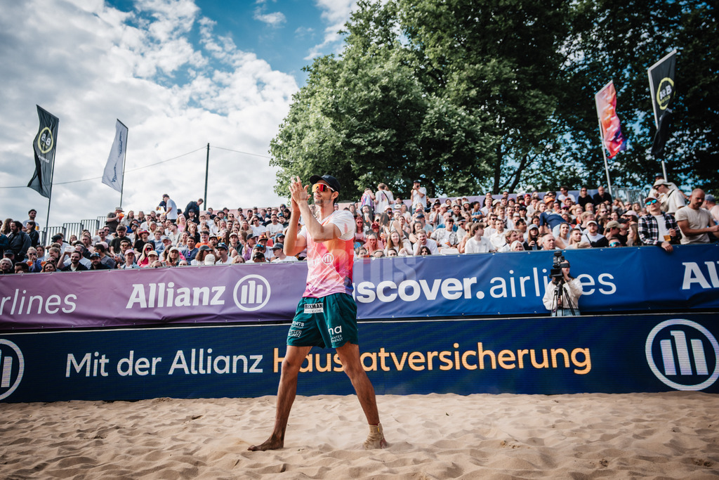 Beachvolleyball | Männer | Allianz German Beach Tour 2025 | Tourstop Düsseldorf | 17.05.2025 | Niklas Held läuft ins Stadion ein