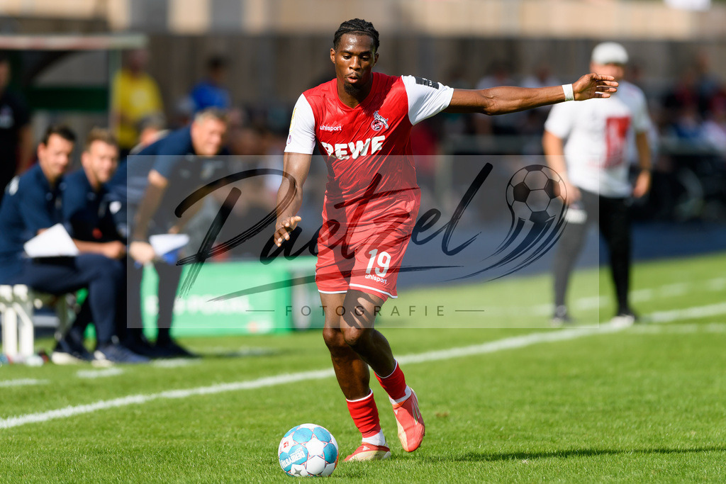 JENKOE20210808_272 | Fussball, Herren: Kingsley Ehizibue (1. FC Koeln) in Aktion, am Ball, Einzelaktion beim Spiel der 1. Runde im DFB-Pokal zwischen FC Carl Zeiss Jena und 1. FC Koeln im Ernst-Abbe-Sportfeld am 08.08.2021 in Jena, Deutschland.DFB / DFL REGULATIONS PROHIBIT ANY USE OF PHOTOGRAPHS AS IMAGE SEQUENCES AND/OR QUASI-VIDEO. - Realisiert mit Pictrs.com