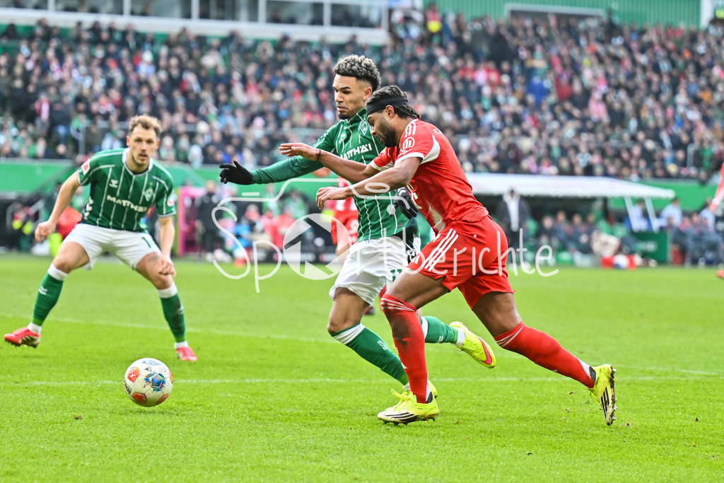 SV Werder Bremen - FC Bayern München | BREMEN, GERMANY - 14. FEBRUARY: im Duell Justin NJINMAH (SV Werder Bremen 11) und Serge GNABRY (FC Bayern Munich 7) während dem Bundesligamatch zwischen dem SV Werder Bremen und dem FC Bayern München am 22. Spieltag im Weserstadion / DFL REGULATIONS PROHIBIT ANY USE OF PHOTOGRAPHS AS IMAGE SEQUENCES AND/OR QUASI-VIDEO