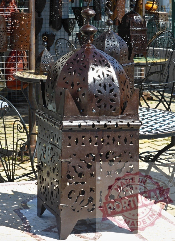 Moroccan metal lantern with intricate filigree patterns | Ornate Moroccan lantern displaying traditional metalwork and decorative geometric patterns - Realisiert mit Pictrs.com